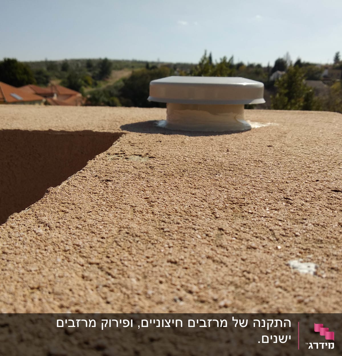 גג עם צינור אוורור עגול לבן